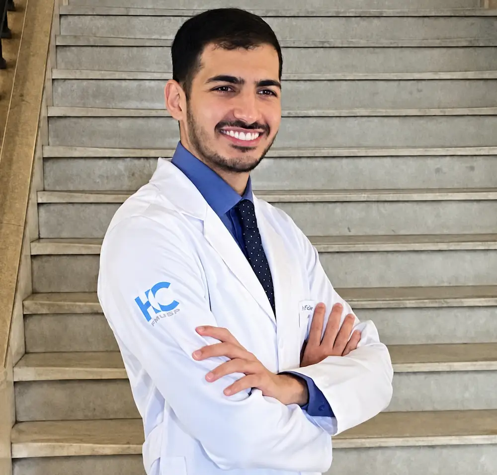 Dr. Felipe Medauar em consultorio